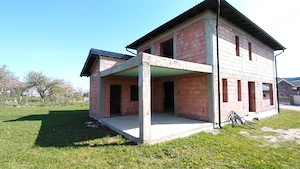 Casă la roșu de vânzare  - imagine 3