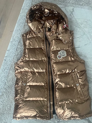 vesta Moncler