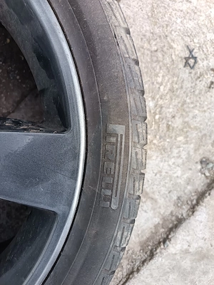 Vând jantă aliaj originală Bentley echipată cu anvelopă Pirelli Sottozero 3, dimensiune 285 35 R20. - imagine 2