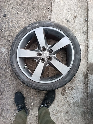 Vând jantă aliaj originală Bentley echipată cu anvelopă Pirelli Sottozero 3, dimensiune 285 35 R20.