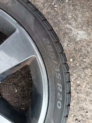 Vând jantă aliaj originală Bentley echipată cu anvelopă Pirelli Sottozero 3, dimensiune 285 35 R20. - imagine 4