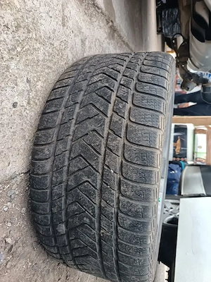 Vând jantă aliaj originală Bentley echipată cu anvelopă Pirelli Sottozero 3, dimensiune 285 35 R20. - imagine 3