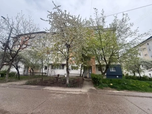 Podul cu Lanțuri- Zona Nord- 2 camere decomandate- etaj intermediar 