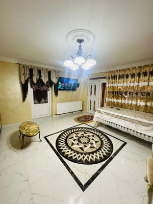 Casa cu teren , ULTRACENTRAL , singur in curte - imagine 4