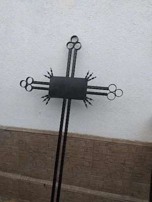 Vând grilaje morminte și cruci din fier forjat.