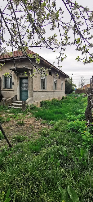 Titu stradal DN7, zona centrala - de vanzare casa trei camere, baie, bucatarie si teren 1500mp