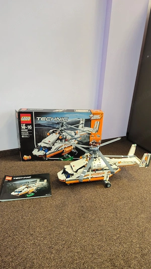 Vând din colecția personală setul LEGO Technic 42052 - Heavy Lift Helicopter. Setul vine însoțit de 