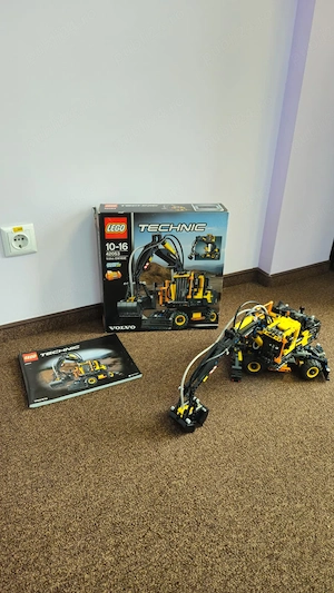 Vând din colecția personală setul LEGO Technic 42053 - Volvo EW160E. 