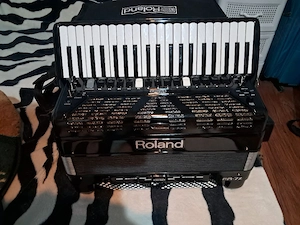 vînd acordeon ROLAND FR7X  în stare impecabilă din toate punctele de vedere  - imagine 3