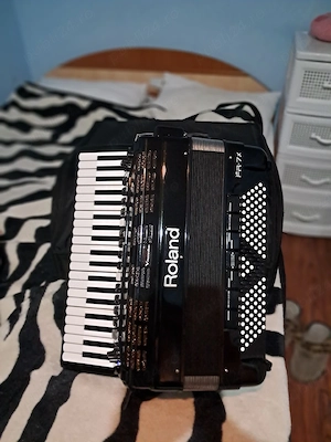 vînd acordeon ROLAND FR7X  în stare impecabilă din toate punctele de vedere  - imagine 4