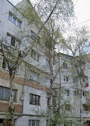 Vând apartament 2 camere, decomandat   Huși  Ideal pentru locuit sau investiție 