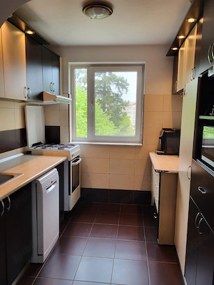 Vând apartament cu 2 camere, confort I, decomandat, zonă liniștită și curată cartierul Nord - imagine 3