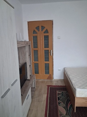închiriez apartament cu o cameră, zonă mall