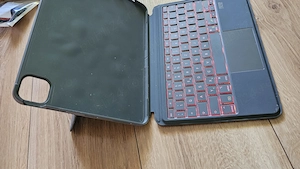 Husa Ipad de 10 inch cu tastatura Luminata RGB si tochpad