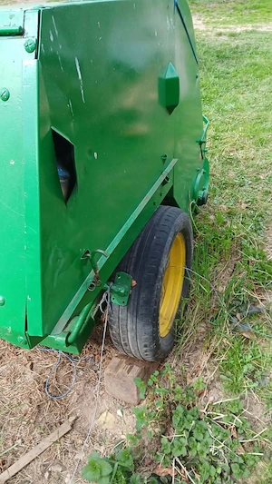 Vând balotieră cu motor