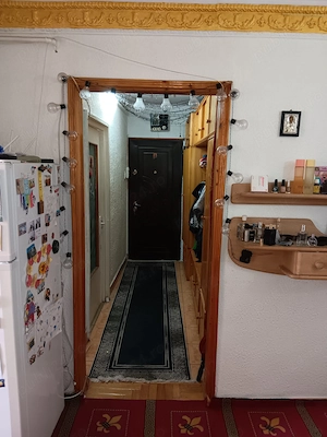 Vând apartament 3 camere decomandat. Etaj 3 din 4. Zona luminoasă și dimineața și seara. De văzut! - imagine 4
