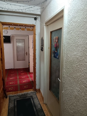 Vând apartament 3 camere decomandat. Etaj 3 din 4. Zona luminoasă și dimineața și seara. De văzut! - imagine 5