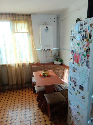 Vând apartament 3 camere decomandat. Etaj 3 din 4. Zona luminoasă și dimineața și seara. De văzut! - imagine 3