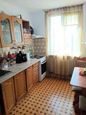 Vând apartament 3 camere decomandat. Etaj 3 din 4. Zona luminoasă și dimineața și seara. De văzut! - imagine 2