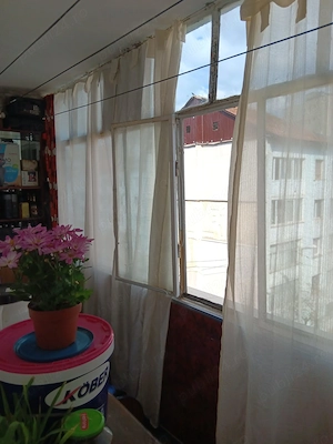 Vând apartament 3 camere decomandat. Etaj 3 din 4. Zona luminoasă și dimineața și seara. De văzut! - imagine 9