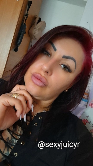 O brunetă frumoasa  cu forme plăcute 