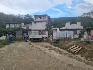  Vand urgent ,Casa cu vedere la Dunare , zona turistica 3 km moldova noua jud caras Severin 