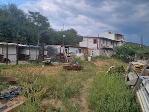  Vand urgent ,Casa cu vedere la Dunare , zona turistica 3 km moldova noua jud caras Severin  - imagine 2