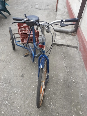 bicicleta cu 3 roti. vezi in poza