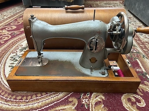 Masina de cusut manuala, vintage