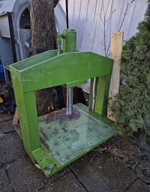 Presa hidraulica masiva