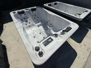 cadă cu hidromasaj jacuzzi piscină ciubăr