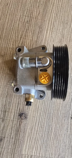 Pompă de servodirecție hidraulică pentru Ford Focus. 