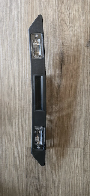 Mâner exterior portbagaj cu switch/buton de acționare. 