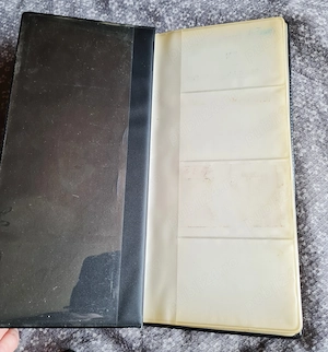 3 clasoare vechi pentru cărți de vizită + 31 de cărți de vizită românești și străine - imagine 2