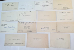 3 clasoare vechi pentru cărți de vizită + 31 de cărți de vizită românești și străine - imagine 5