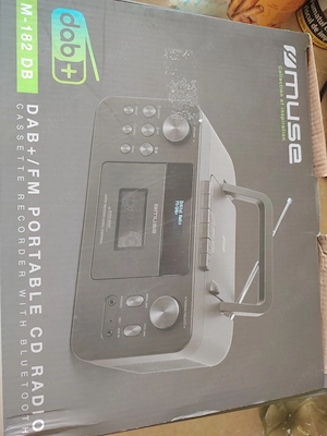 radiocasetofon portabil cu CD Muse M-182 DB. 