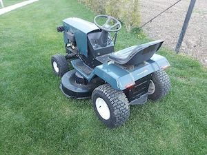 Tractoras tuns iarba gazon