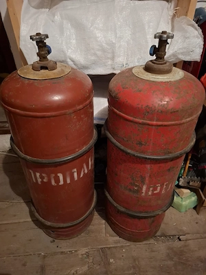 Vind 2 butelie rusești 4mil bucata si doua calorifere 2 mil bucata