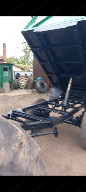 Remorca basculabila pe o axa