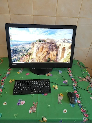 Lenovo tinchcenter all în one core I5 gen 8 ssd 512, 16 gb DDR 4 display 24 inchi