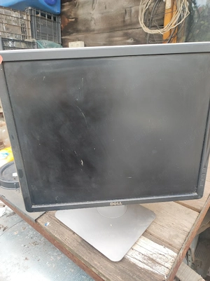 Vand monitor pentru o familie saraca