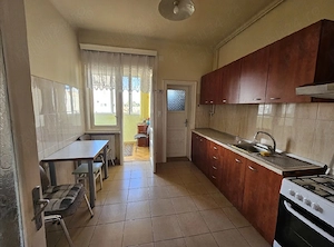 Apartament cu 3 camere de închiriat în zona Piața Mare