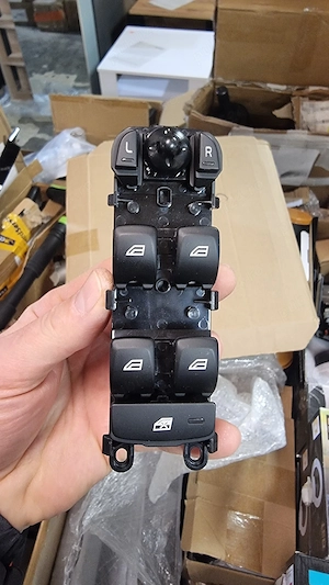 întrerupător pentru geamuri electrice compatibil cu modelele Volvo S60, V60 și XC60. 