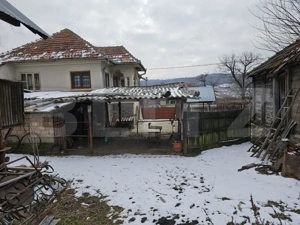 Casa plan parter plus etaj cu 3 camere, 158 mp si 6300 mp teren, zona Balcesti