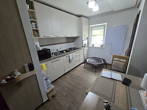 Aproape de Spitalul Judetean. Mobilat. Boxa la subsol.