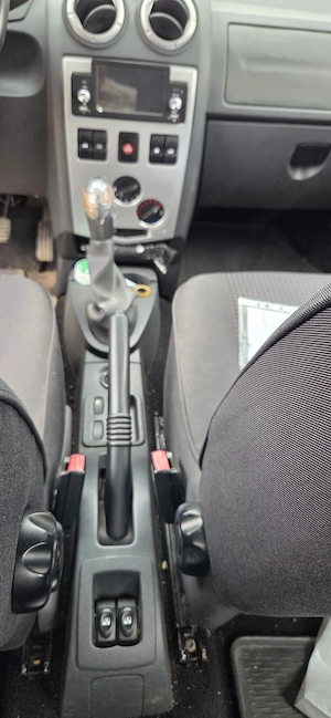 De vânzare Dacia Logan full km reali cauciucuri noi, baterie nou, motor 1.6 16 v preț 3000e neg - imagine 5