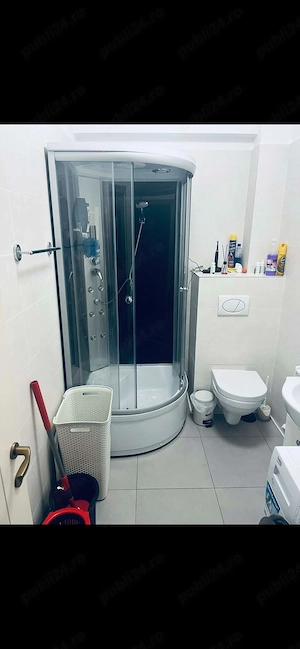 Cabina de dus cu cadita inalt