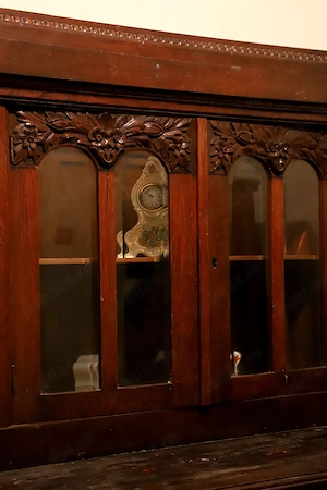 Mobila stil veche de lemn masiv