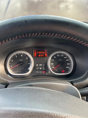 Dacia Duster 1.5 Diesel 4x2 - imagine 2