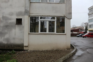 PF vând apartament cu 3 camere decomandat   Str. Gloriei, Roman la 10 min de Piața Smirodava